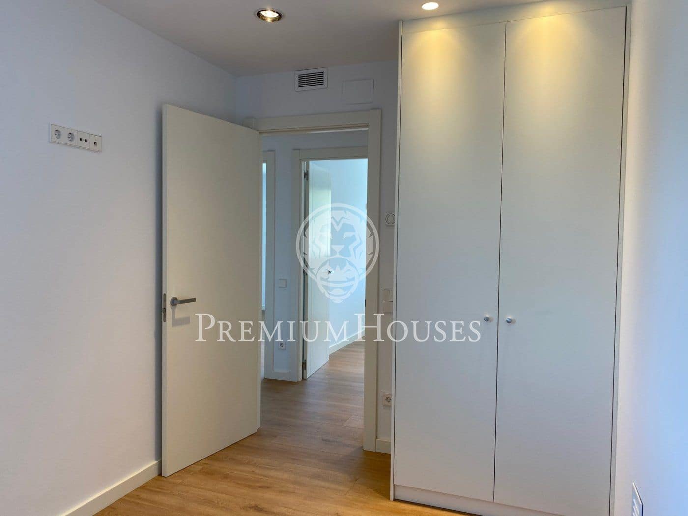 4 sovrum Lägenhet att hyra i Gava med pool garage - 4 000 € (Ref: 5337103)