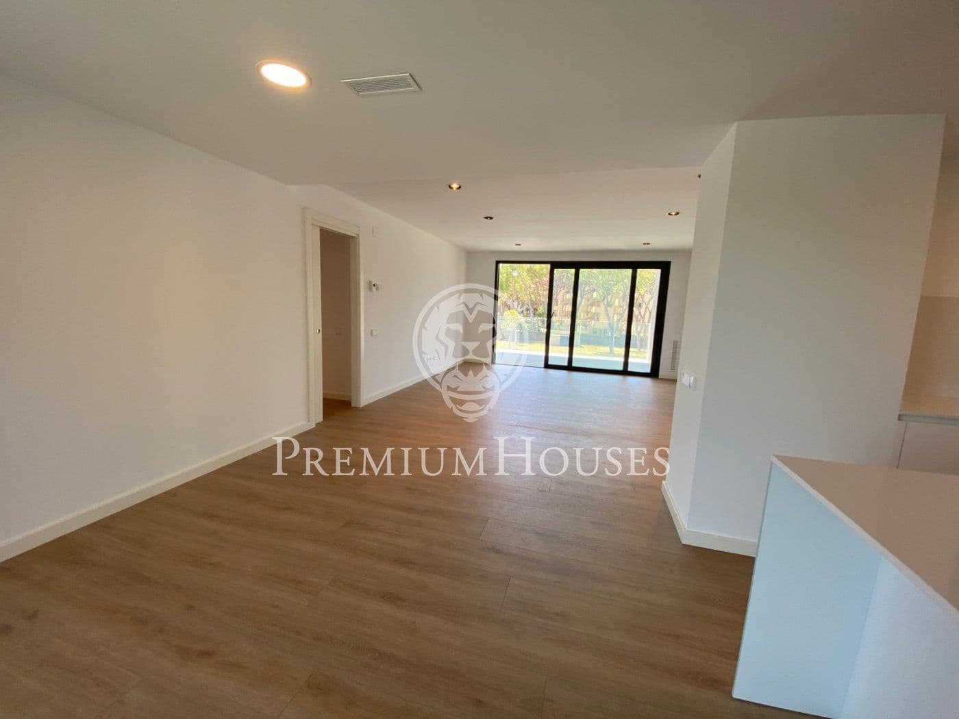 4 sovrum Lägenhet att hyra i Gava med pool garage - 4 000 € (Ref: 5337103)