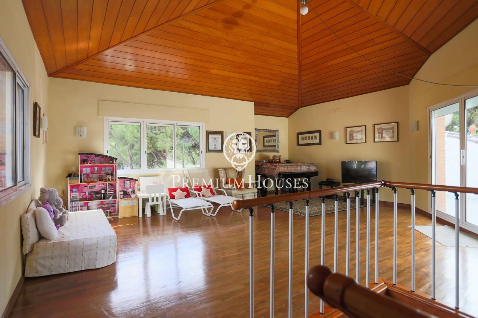 6 bedroom Villa for sale in Castelldefels with pool garage - € 7,450,000 (Ref: 7873324)