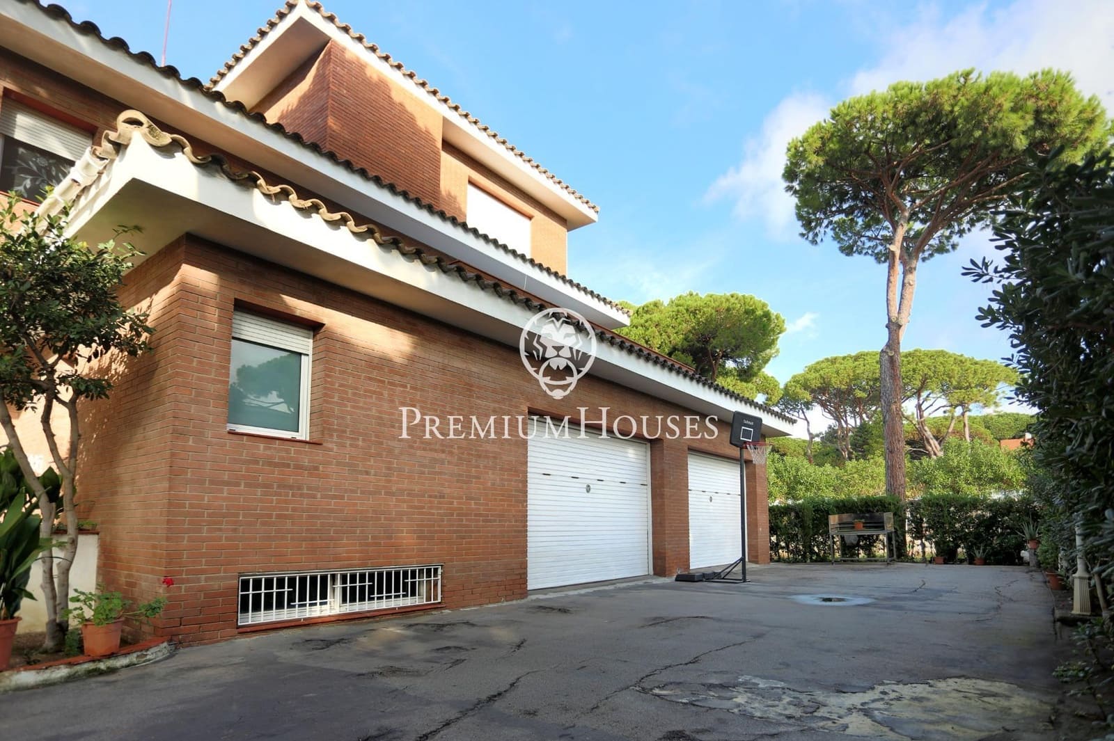 6 bedroom Villa for sale in Castelldefels with pool garage - € 7,450,000 (Ref: 7873324)