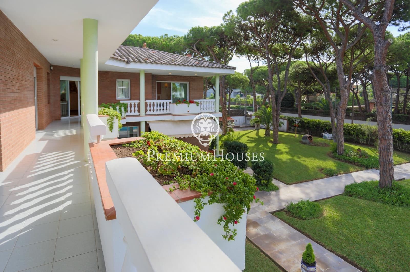 6 bedroom Villa for sale in Castelldefels with pool garage - € 7,450,000 (Ref: 7873324)