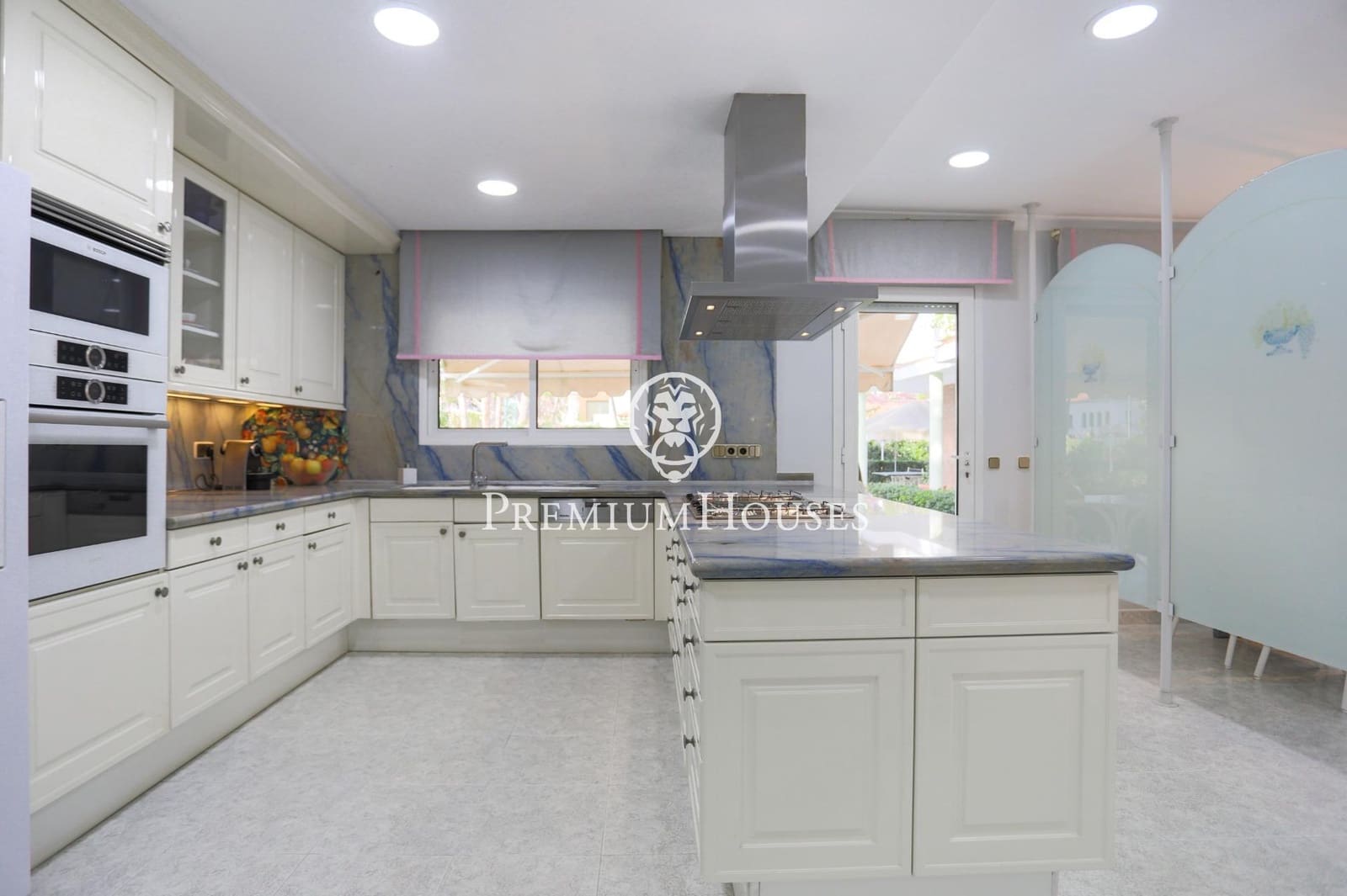 6 bedroom Villa for sale in Castelldefels with pool garage - € 7,450,000 (Ref: 7873324)