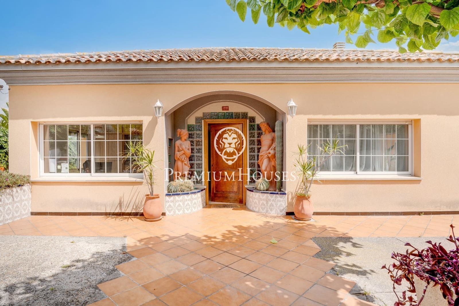 5 bedroom Villa for sale in Vilanova i la Geltru with pool garage - € 690,000 (Ref: 8314243)