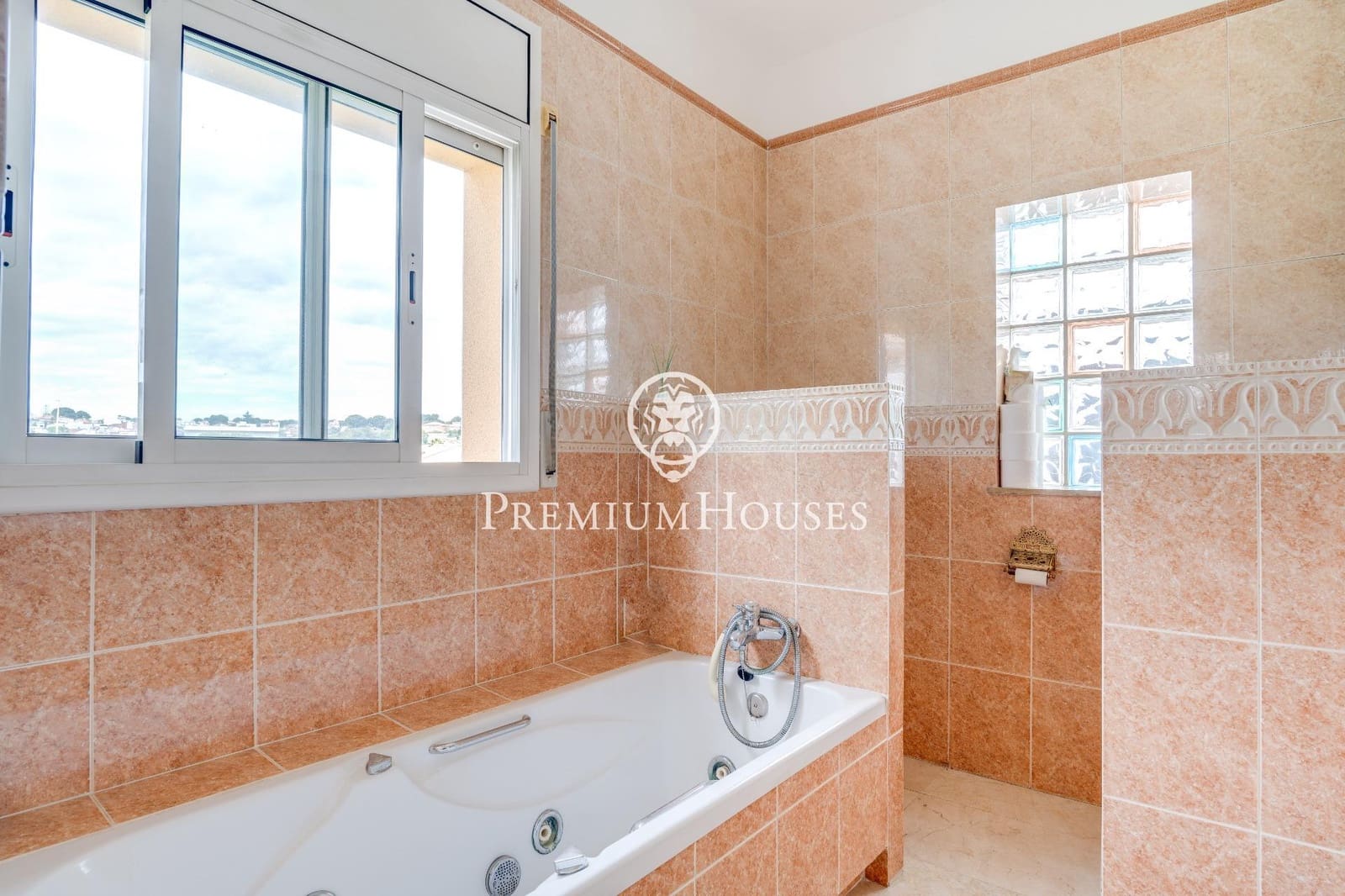 5 bedroom Villa for sale in Vilanova i la Geltru with pool garage - € 690,000 (Ref: 8314243)