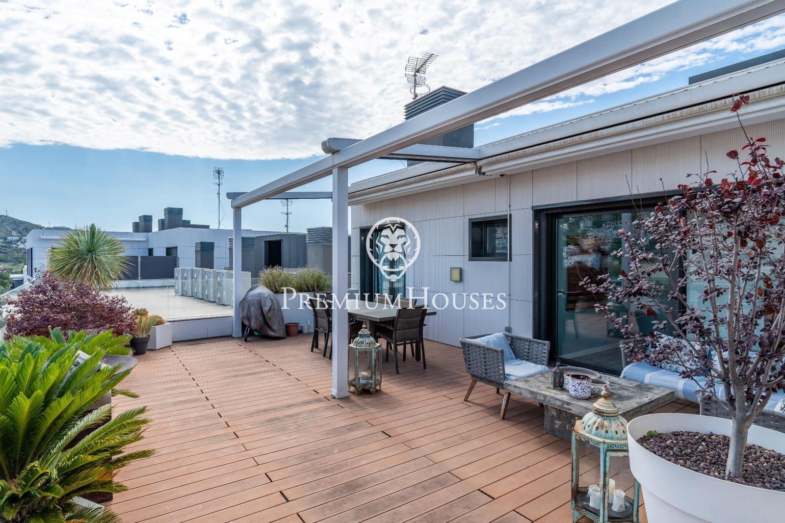 3 bedroom Penthouse for rent in Sitges with pool - € 5,500 (Ref: 8396786)