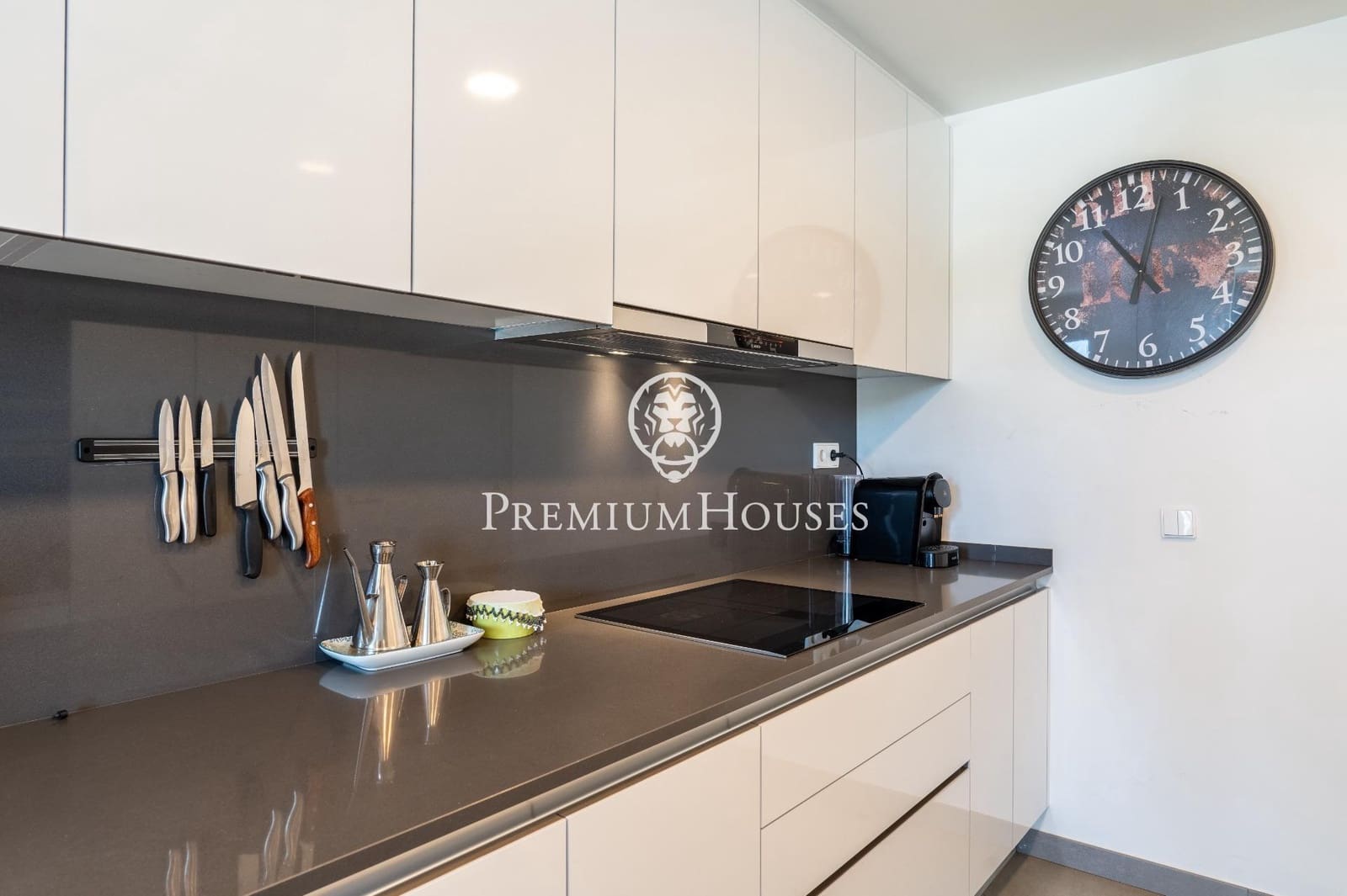 3 bedroom Penthouse for rent in Sitges with pool - € 5,500 (Ref: 8396786)