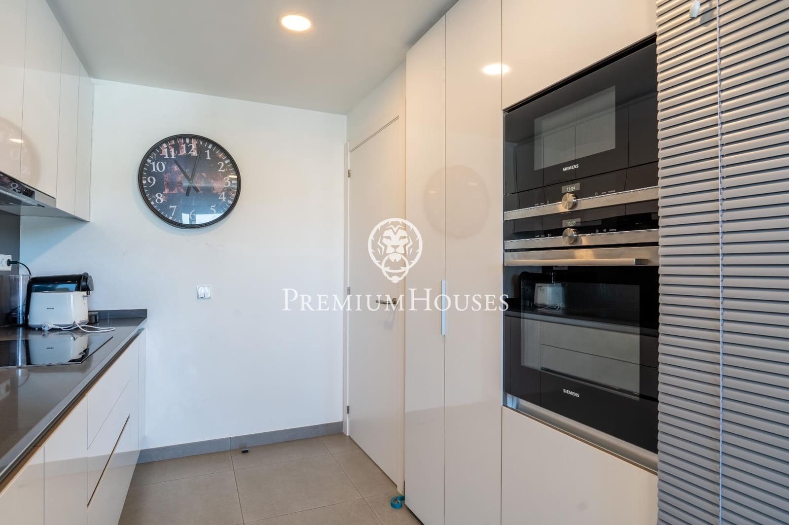 3 bedroom Penthouse for rent in Sitges with pool - € 5,500 (Ref: 8396786)