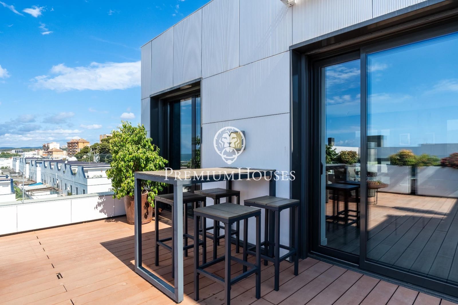 3 bedroom Penthouse for rent in Sitges with pool - € 5,500 (Ref: 8396786)