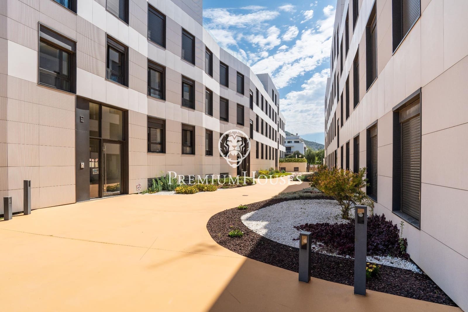 3 bedroom Penthouse for rent in Sitges with pool - € 5,500 (Ref: 8396786)