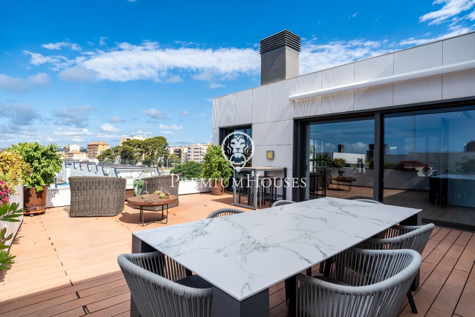 3 bedroom Penthouse for rent in Sitges with pool - € 5,500 (Ref: 8396786)