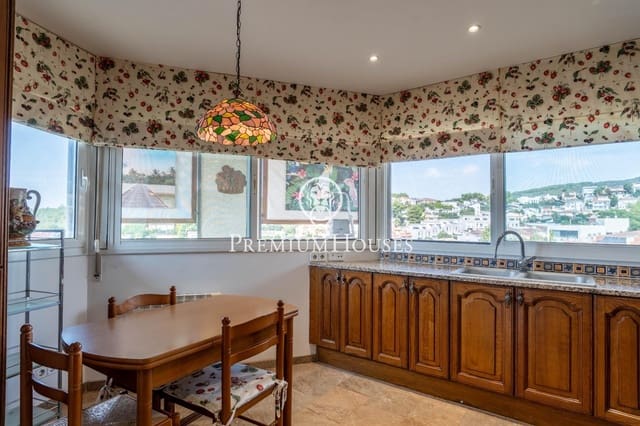 6 bedroom Villa for sale in Sitges with pool garage - € 900,000 (Ref: 8549330)