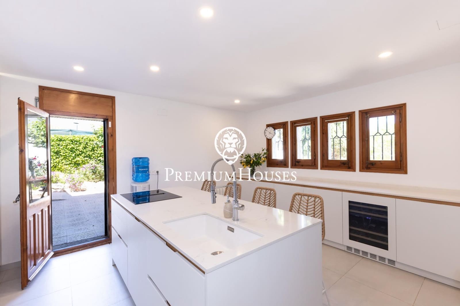 3 bedroom Villa for rent in Cunit with pool garage - € 4,020 (Ref: 9108925)
