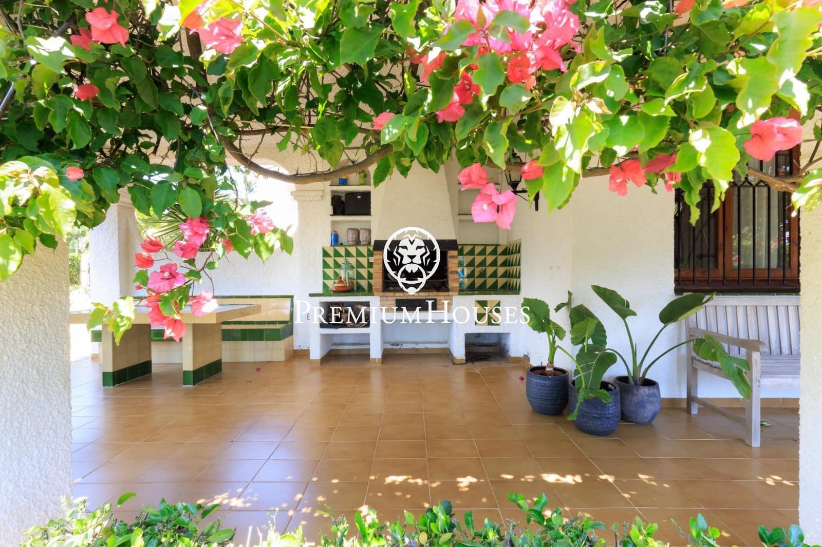 3 bedroom Villa for rent in Cunit with pool garage - € 4,020 (Ref: 9108925)
