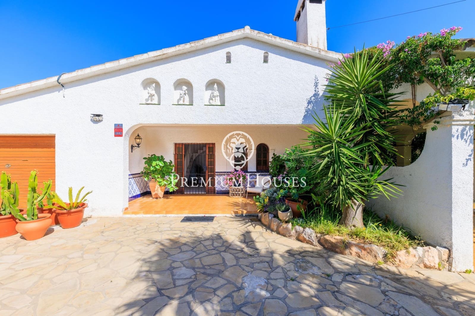 3 bedroom Villa for rent in Cunit with pool garage - € 4,020 (Ref: 9108925)