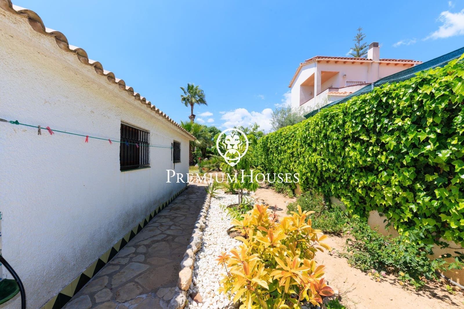 3 bedroom Villa for rent in Cunit with pool garage - € 4,020 (Ref: 9108925)