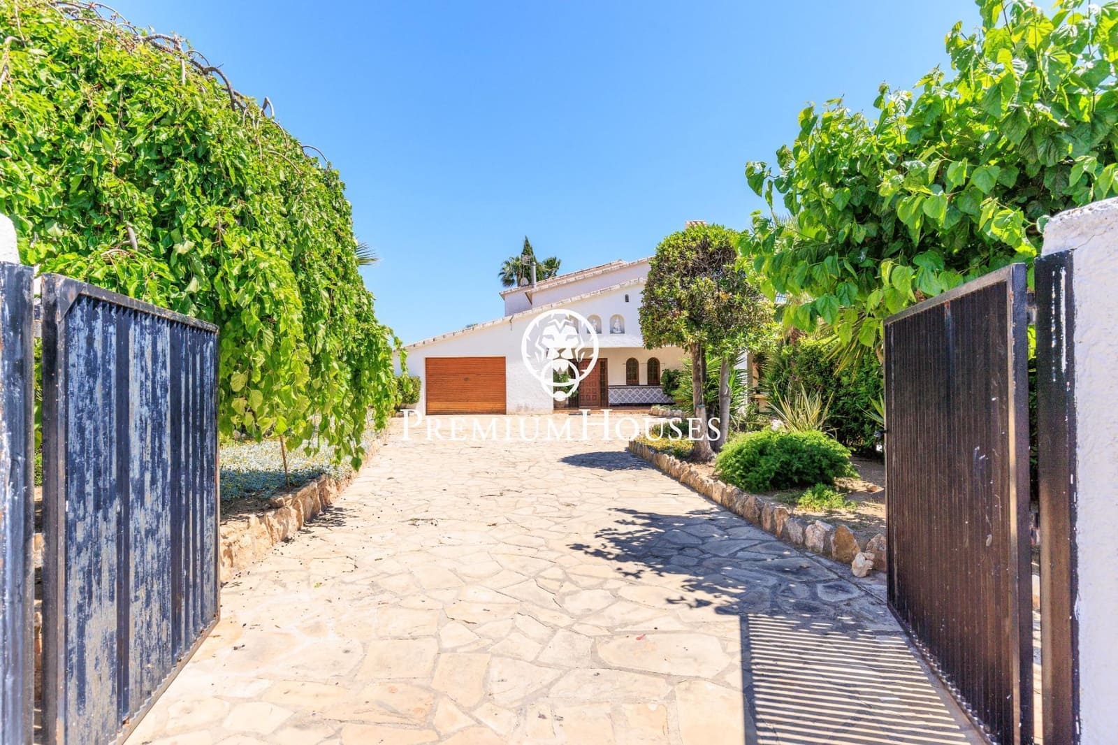 3 bedroom Villa for rent in Cunit with pool garage - € 4,020 (Ref: 9108925)