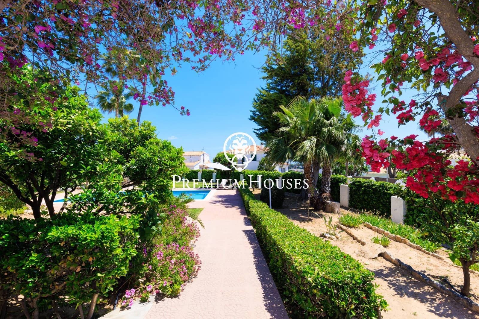 3 bedroom Villa for rent in Cunit with pool garage - € 4,020 (Ref: 9108925)