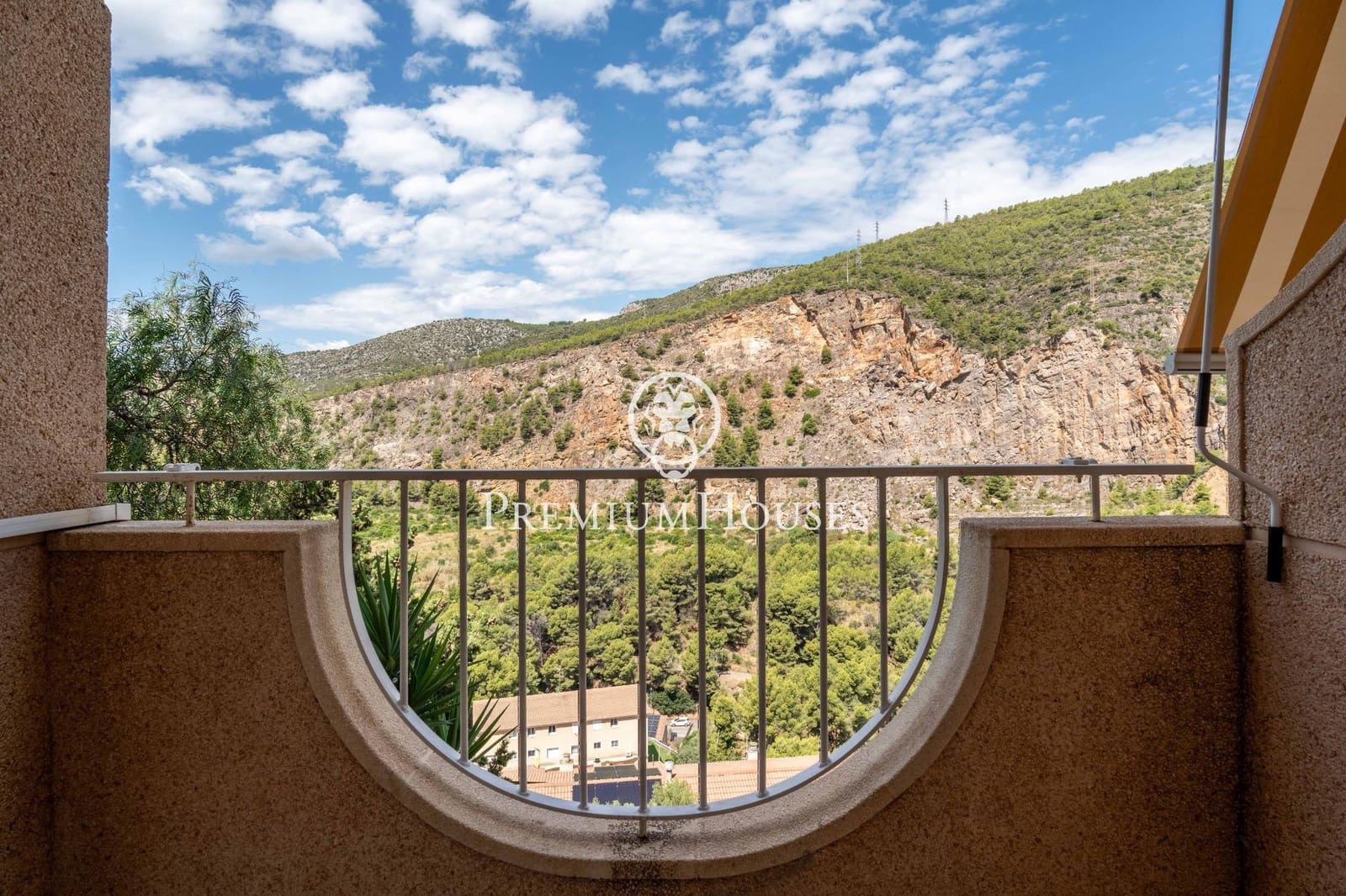 4 slaapkamer Rijtjeshuis te koop in Les Botigues de Sitges met zwembad garage - € 495.000 (Ref: 9145718)