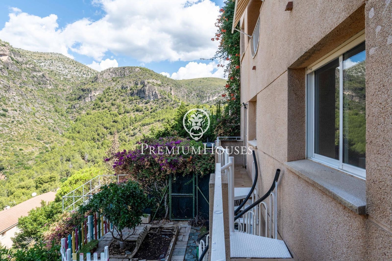 4 slaapkamer Rijtjeshuis te koop in Les Botigues de Sitges met zwembad garage - € 495.000 (Ref: 9145718)