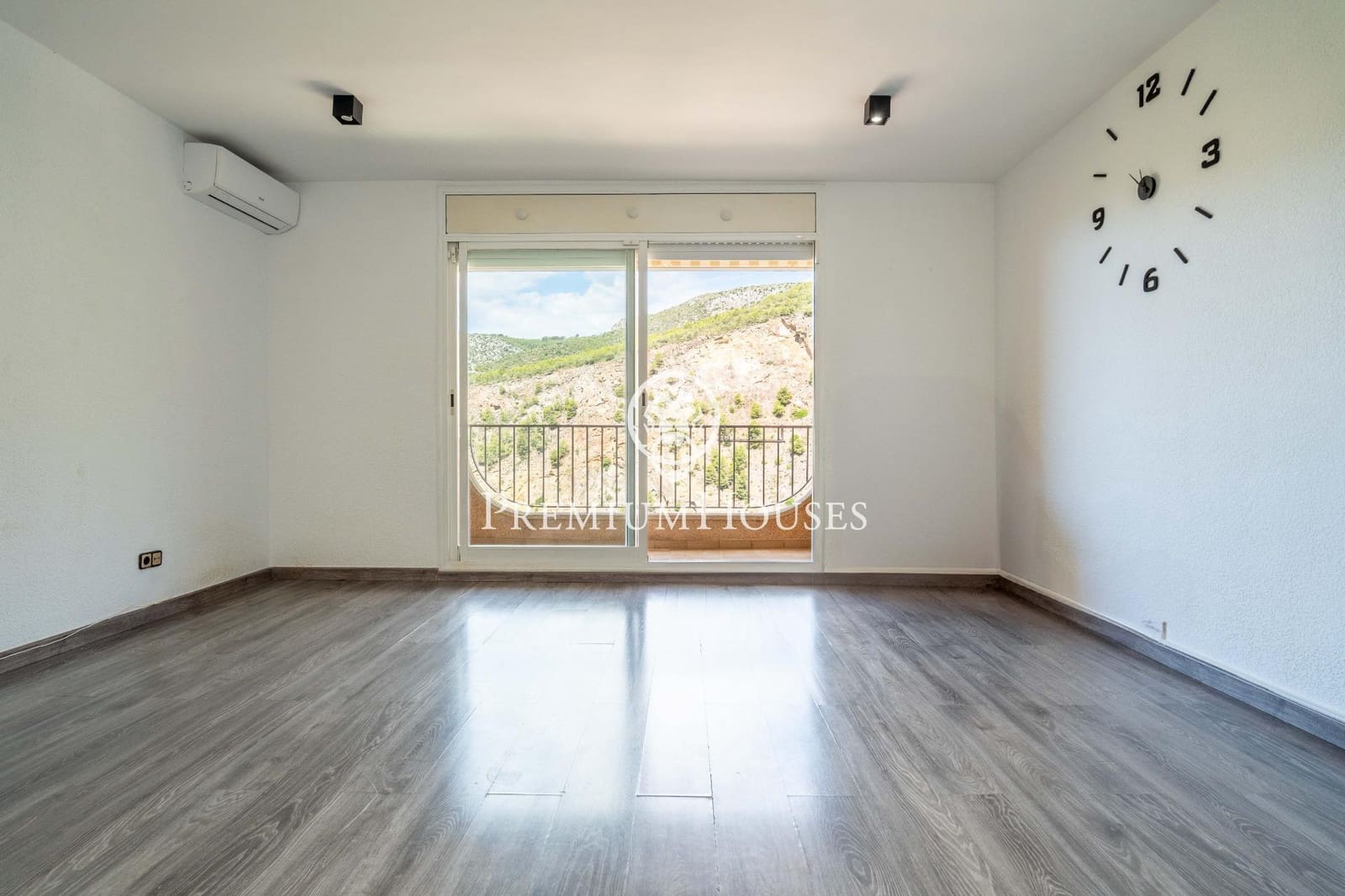 4 slaapkamer Rijtjeshuis te koop in Les Botigues de Sitges met zwembad garage - € 495.000 (Ref: 9145718)