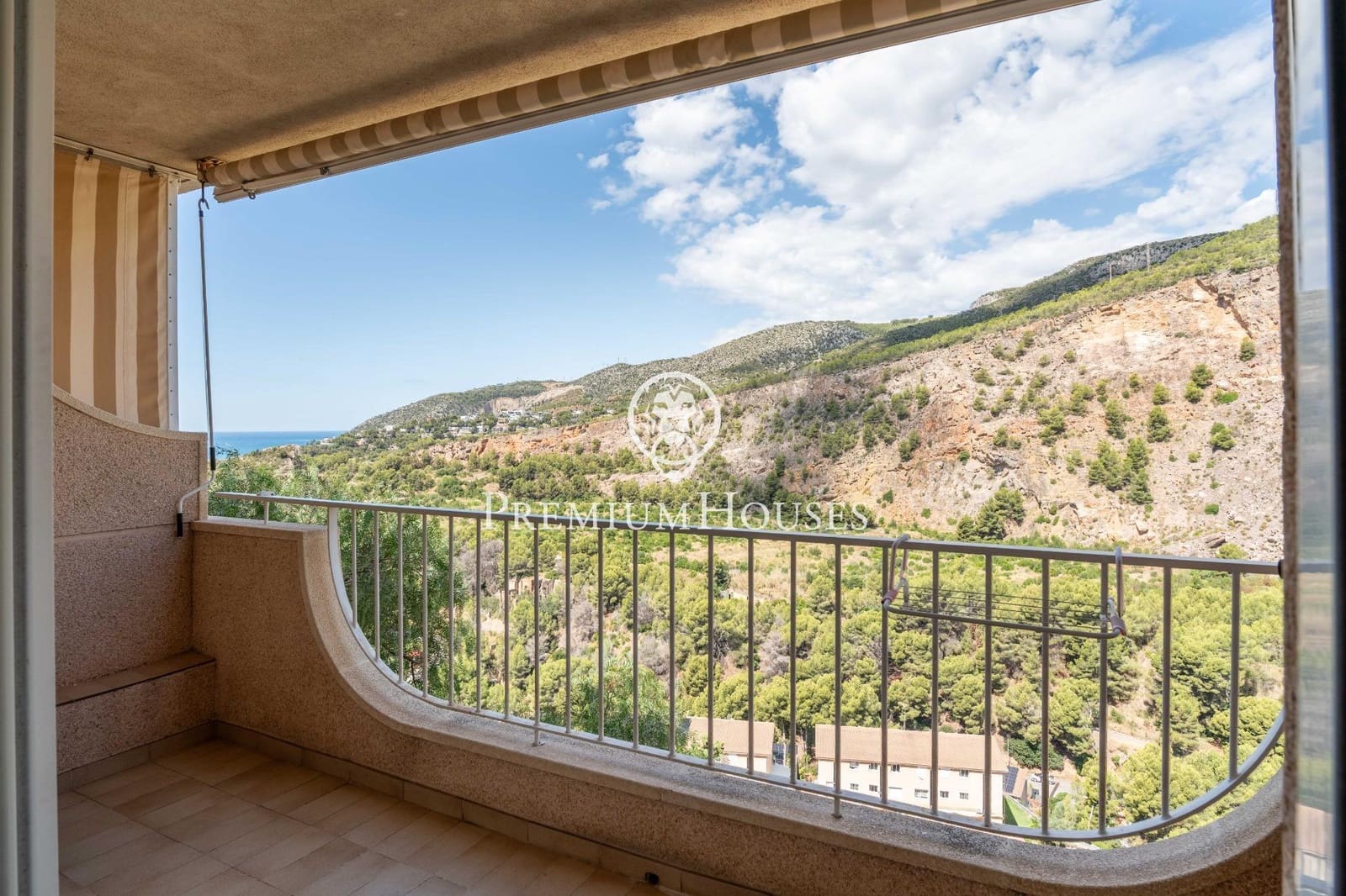 4 slaapkamer Rijtjeshuis te koop in Les Botigues de Sitges met zwembad garage - € 495.000 (Ref: 9145718)