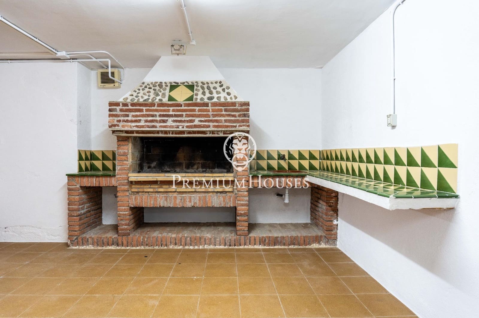 4 sypialnia Willa na sprzedaż w Vilafortuny z basenem garażem - 850 000 € (Ref: 9176591)