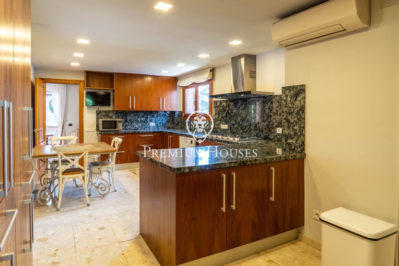 4 sypialnia Willa na sprzedaż w Vilafortuny z basenem garażem - 850 000 € (Ref: 9176591)