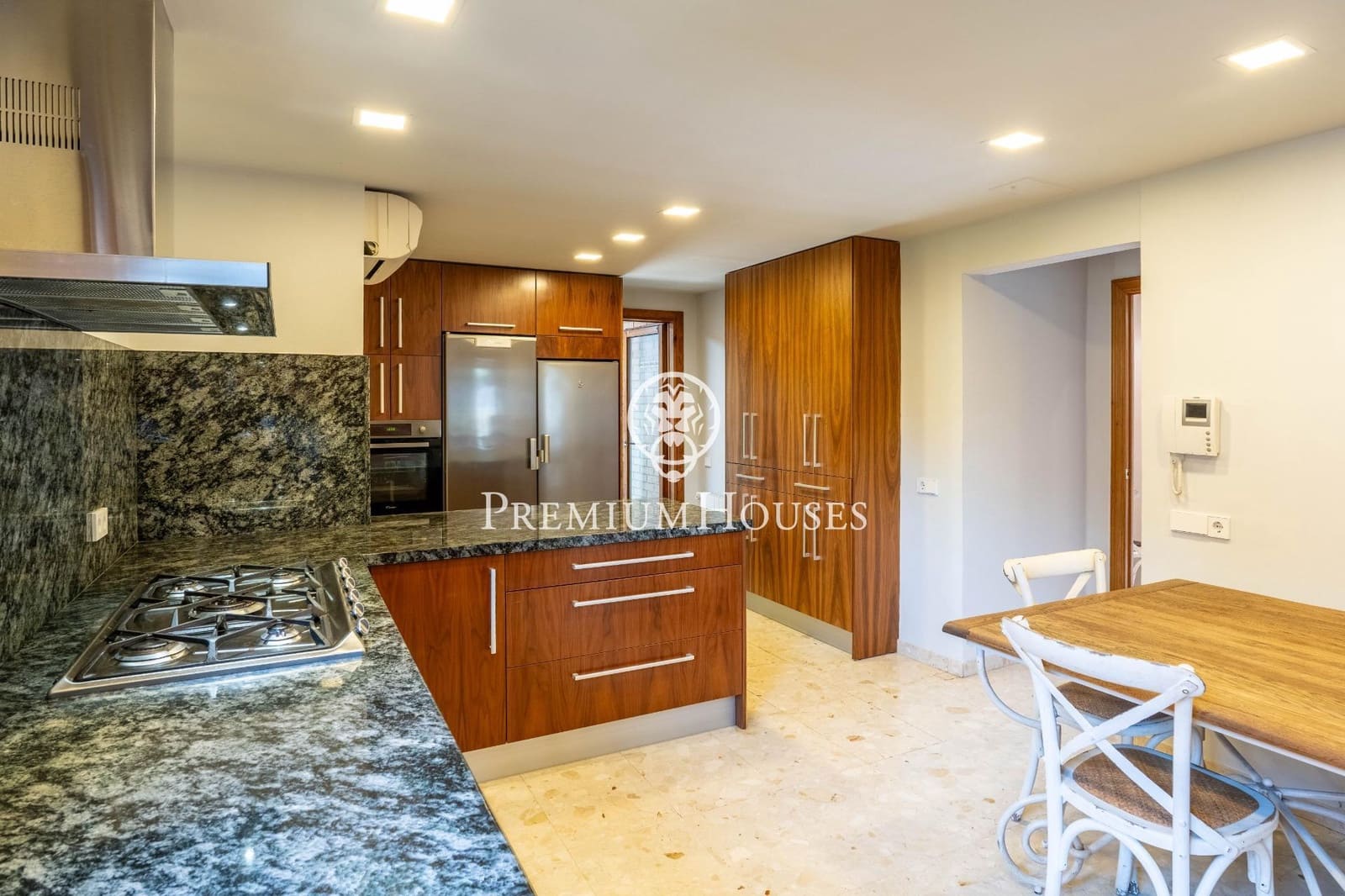 4 sypialnia Willa na sprzedaż w Vilafortuny z basenem garażem - 850 000 € (Ref: 9176591)