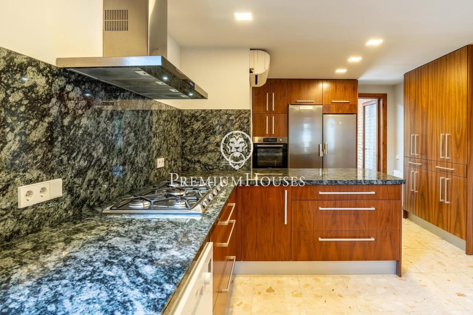 4 sypialnia Willa na sprzedaż w Vilafortuny z basenem garażem - 850 000 € (Ref: 9176591)