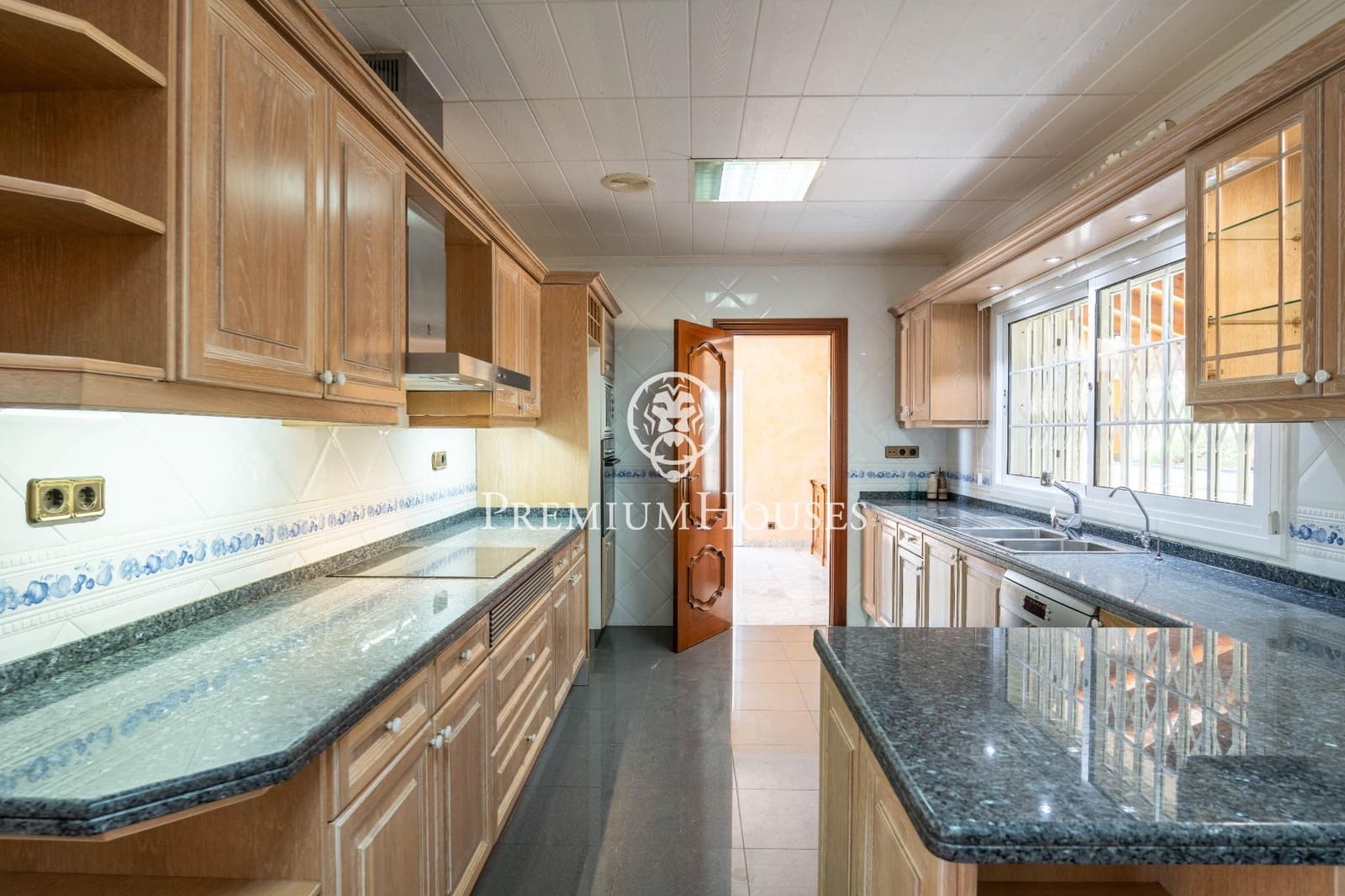 6 soverom Villa til salgs i Gava med svømmebasseng garasje - € 1 165 000 (Ref: 9206697)