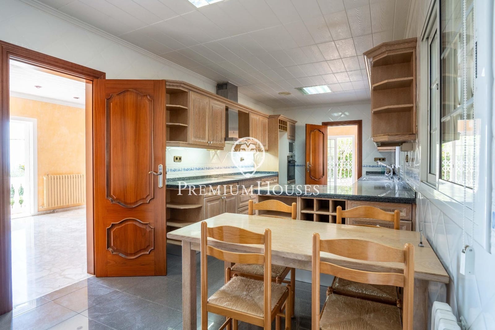 6 soverom Villa til salgs i Gava med svømmebasseng garasje - € 1 165 000 (Ref: 9206697)