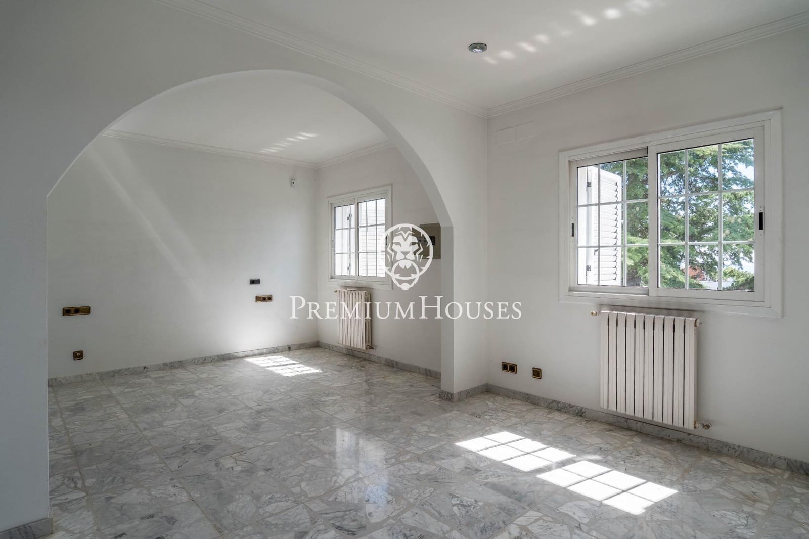 6 soverom Villa til salgs i Gava med svømmebasseng garasje - € 1 165 000 (Ref: 9206697)