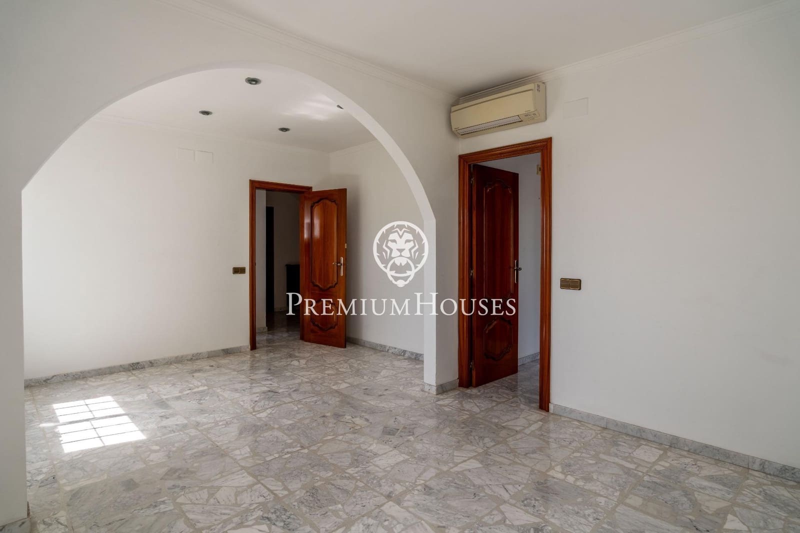 6 soverom Villa til salgs i Gava med svømmebasseng garasje - € 1 165 000 (Ref: 9206697)