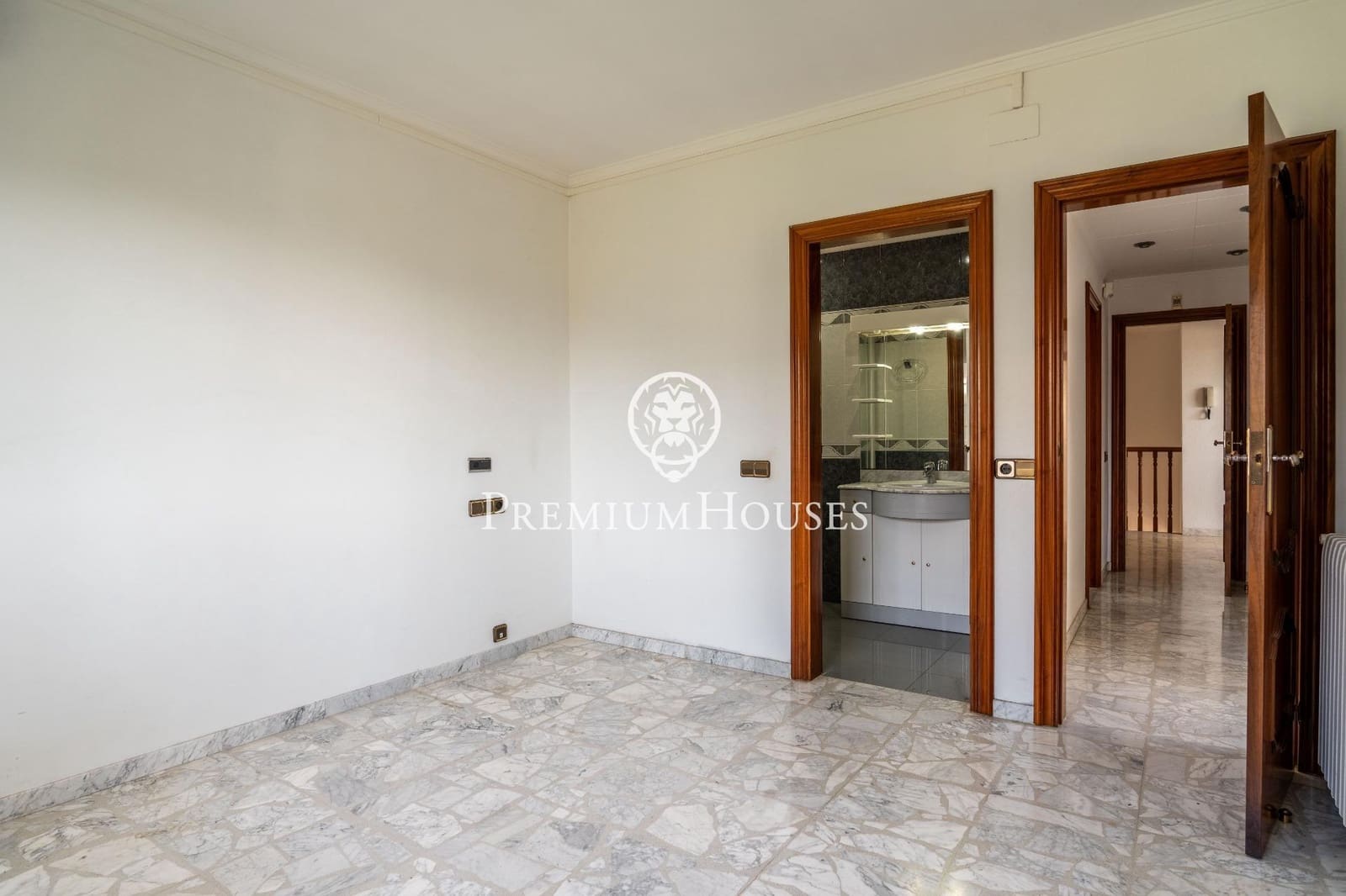 6 soverom Villa til salgs i Gava med svømmebasseng garasje - € 1 165 000 (Ref: 9206697)