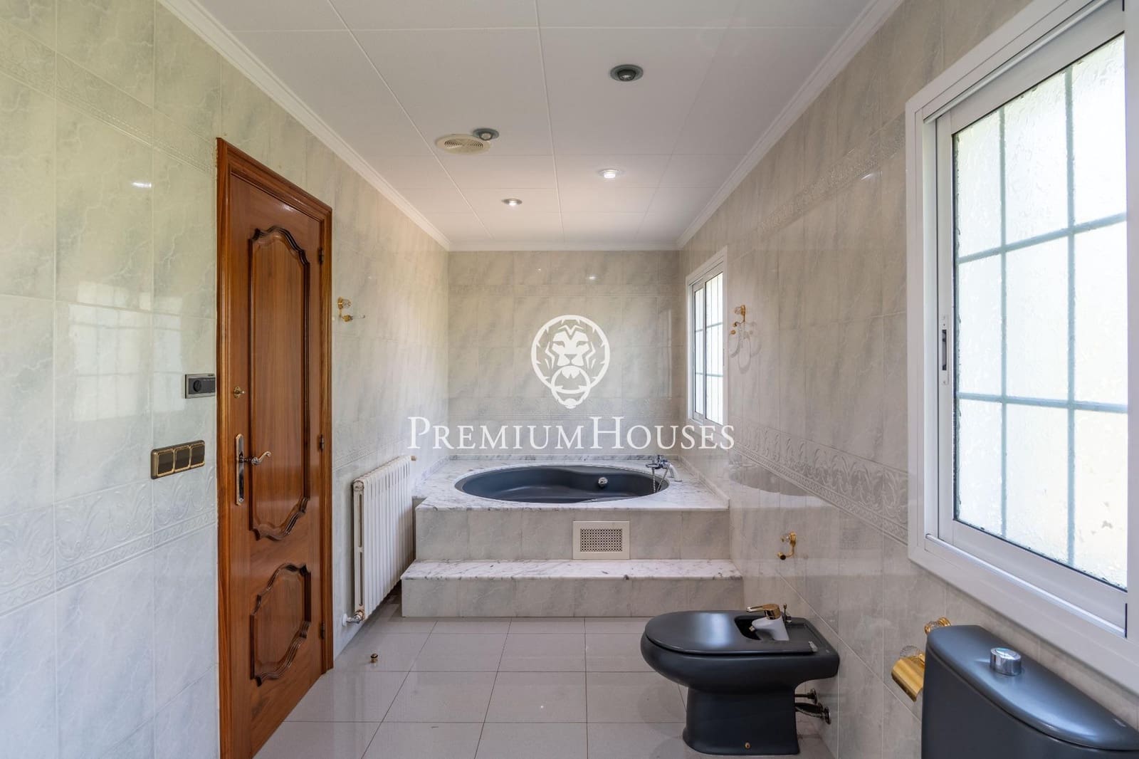 6 soverom Villa til salgs i Gava med svømmebasseng garasje - € 1 165 000 (Ref: 9206697)