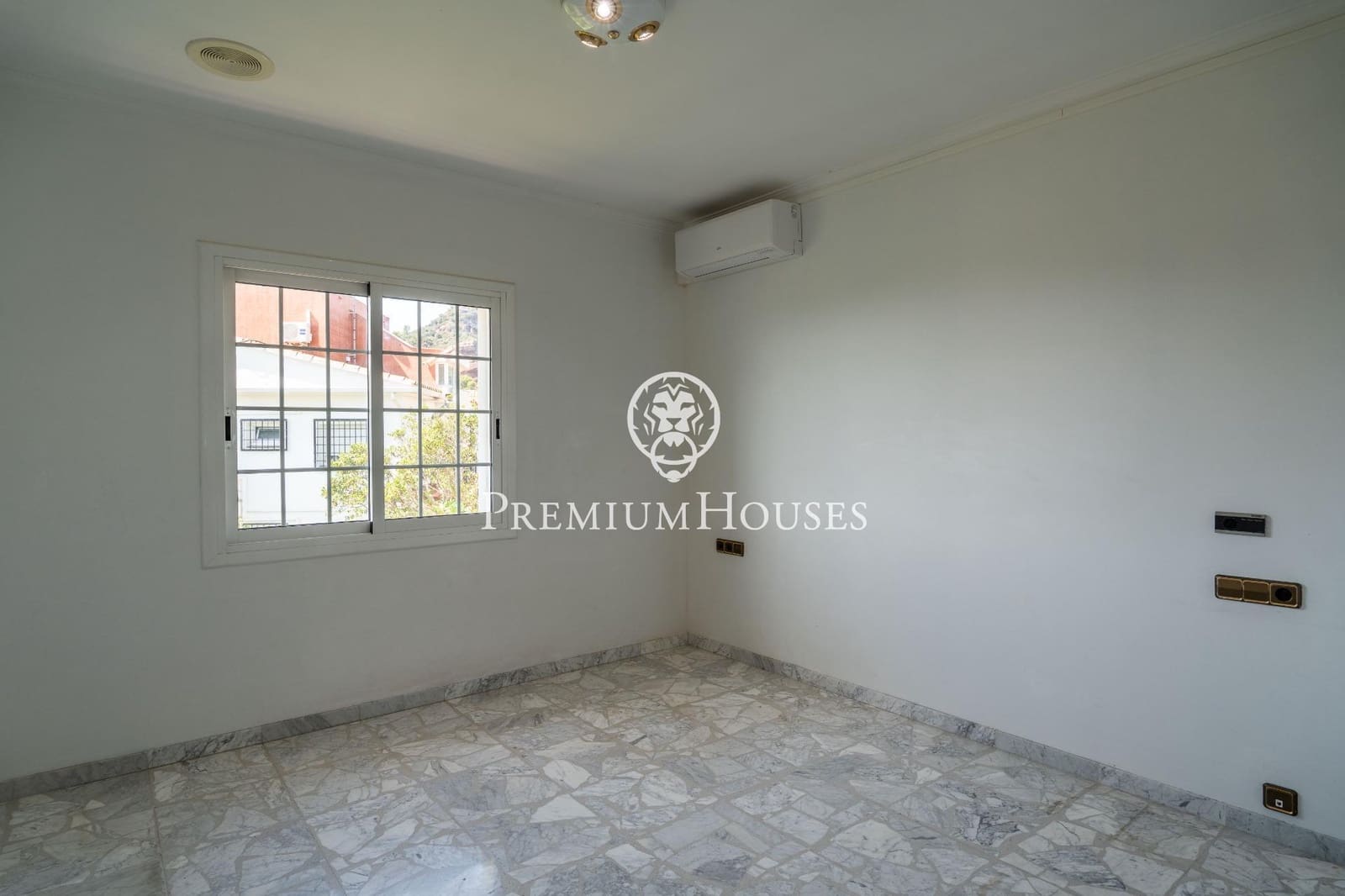 6 soverom Villa til salgs i Gava med svømmebasseng garasje - € 1 165 000 (Ref: 9206697)