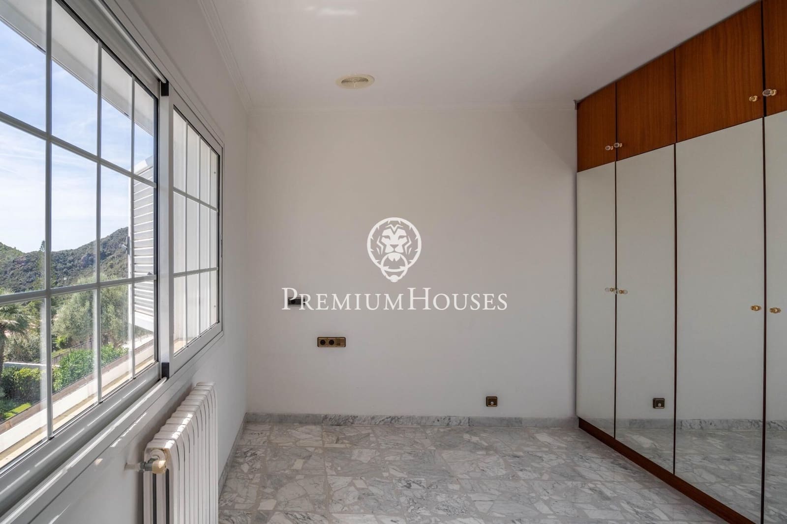 6 soverom Villa til salgs i Gava med svømmebasseng garasje - € 1 165 000 (Ref: 9206697)