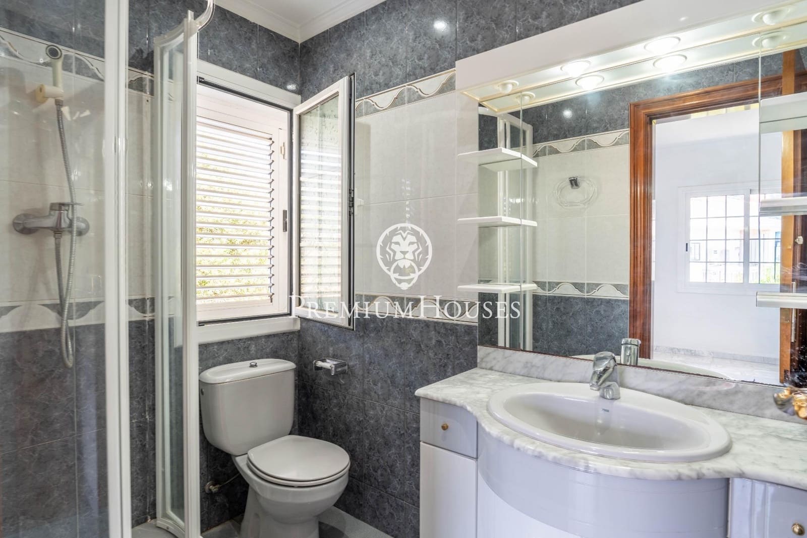 6 soverom Villa til salgs i Gava med svømmebasseng garasje - € 1 165 000 (Ref: 9206697)