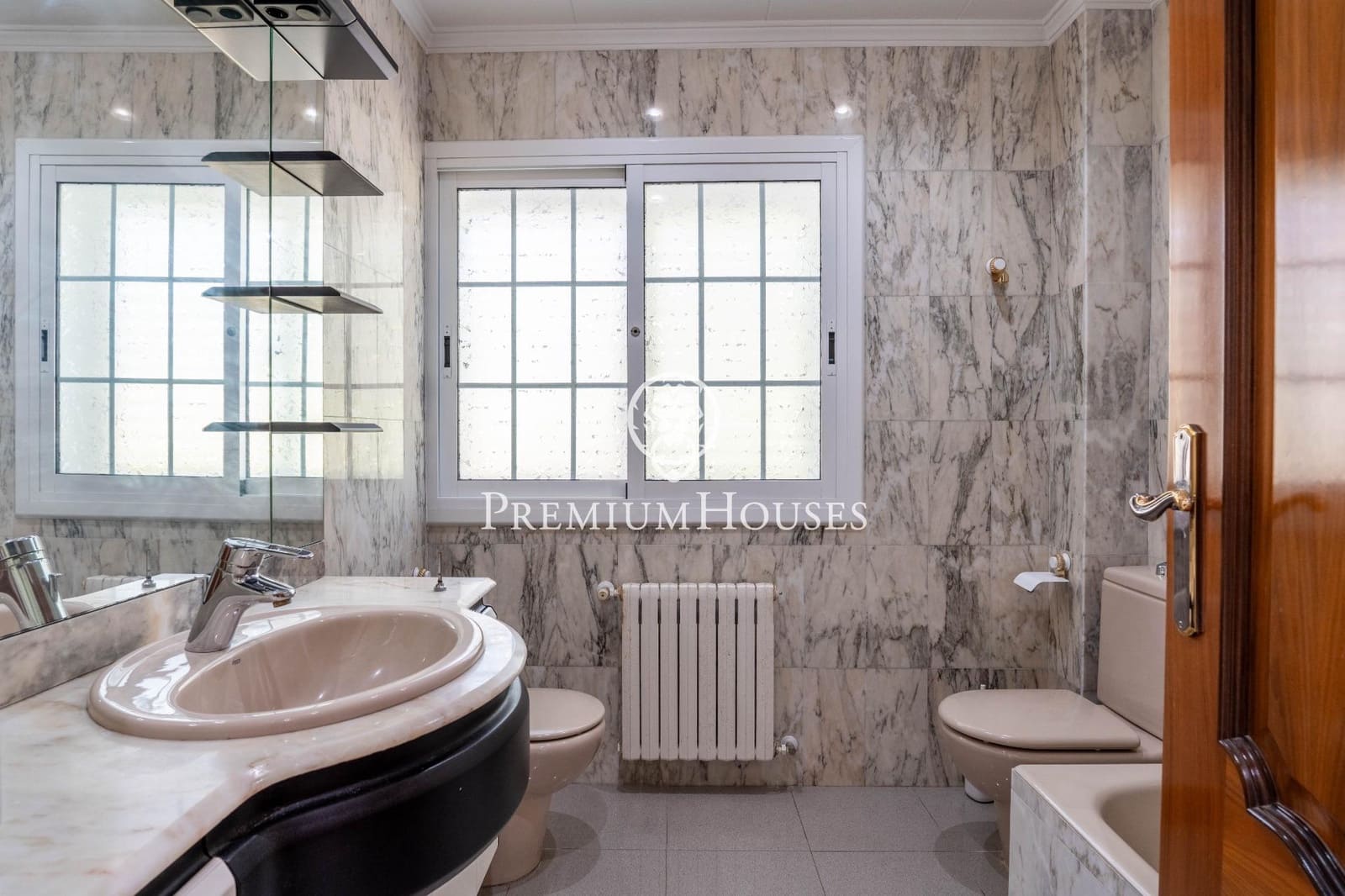 6 soverom Villa til salgs i Gava med svømmebasseng garasje - € 1 165 000 (Ref: 9206697)