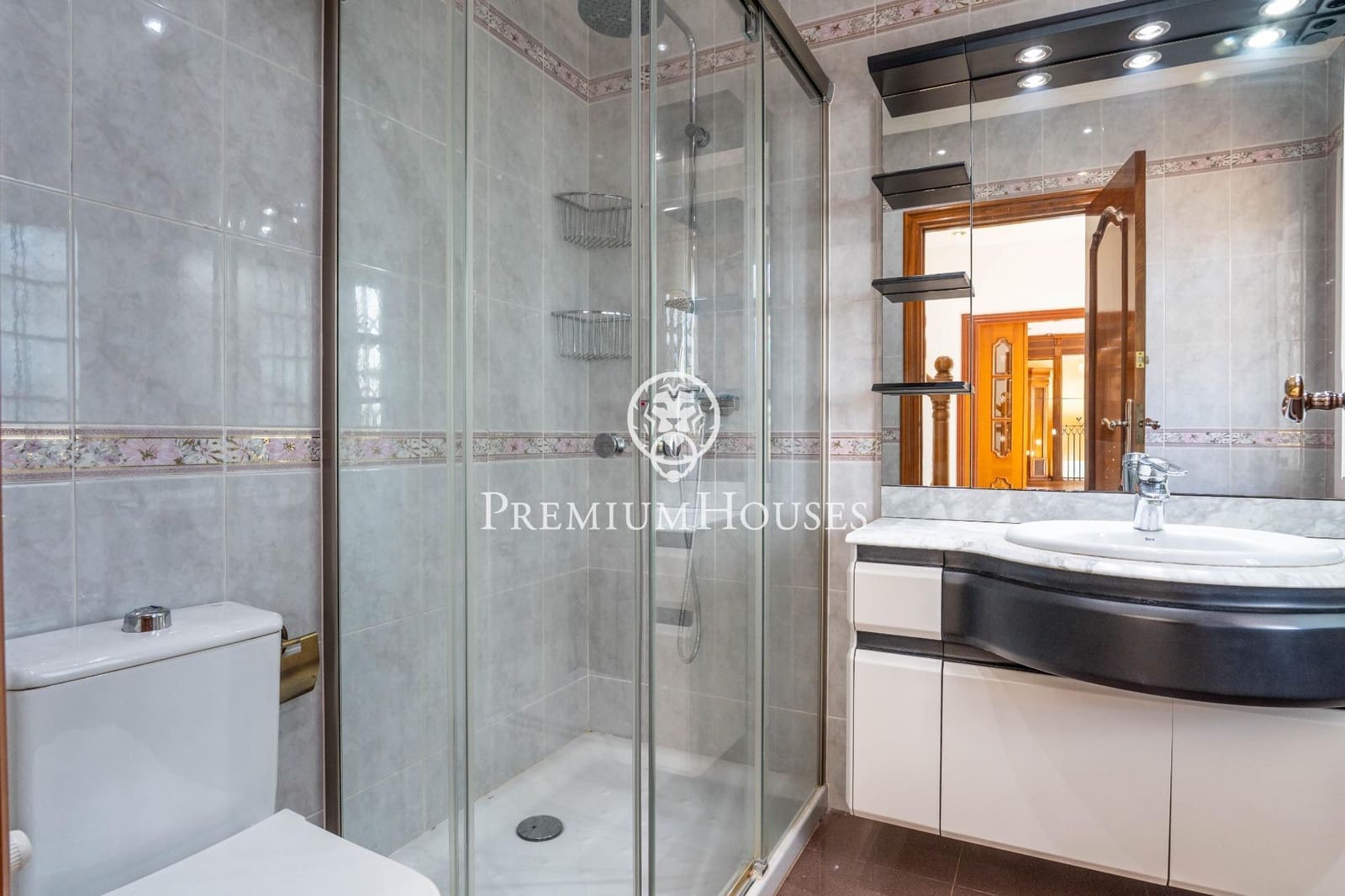 6 soverom Villa til salgs i Gava med svømmebasseng garasje - € 1 165 000 (Ref: 9206697)