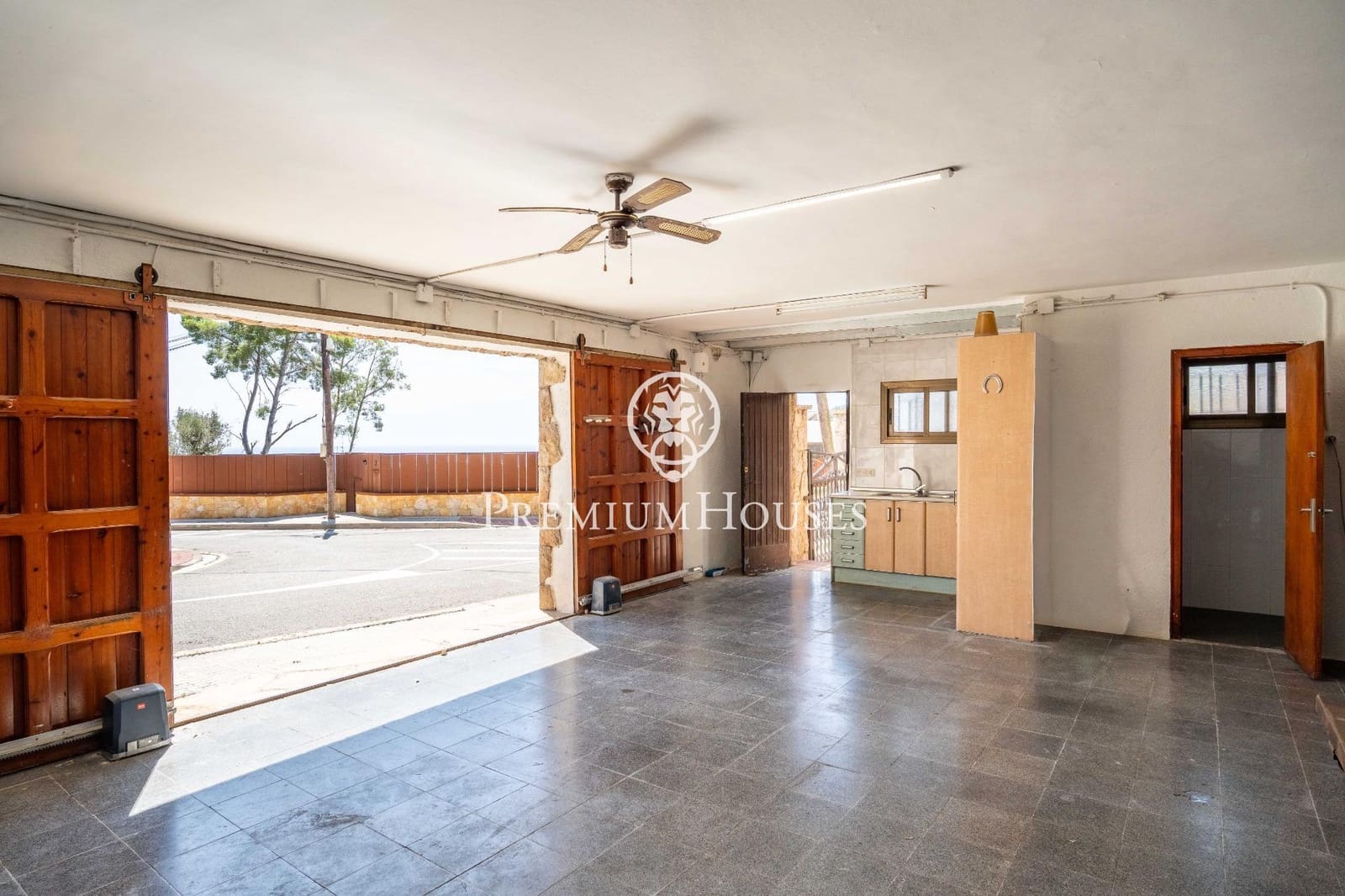 6 soverom Villa til salgs i Gava med svømmebasseng garasje - € 1 165 000 (Ref: 9206697)