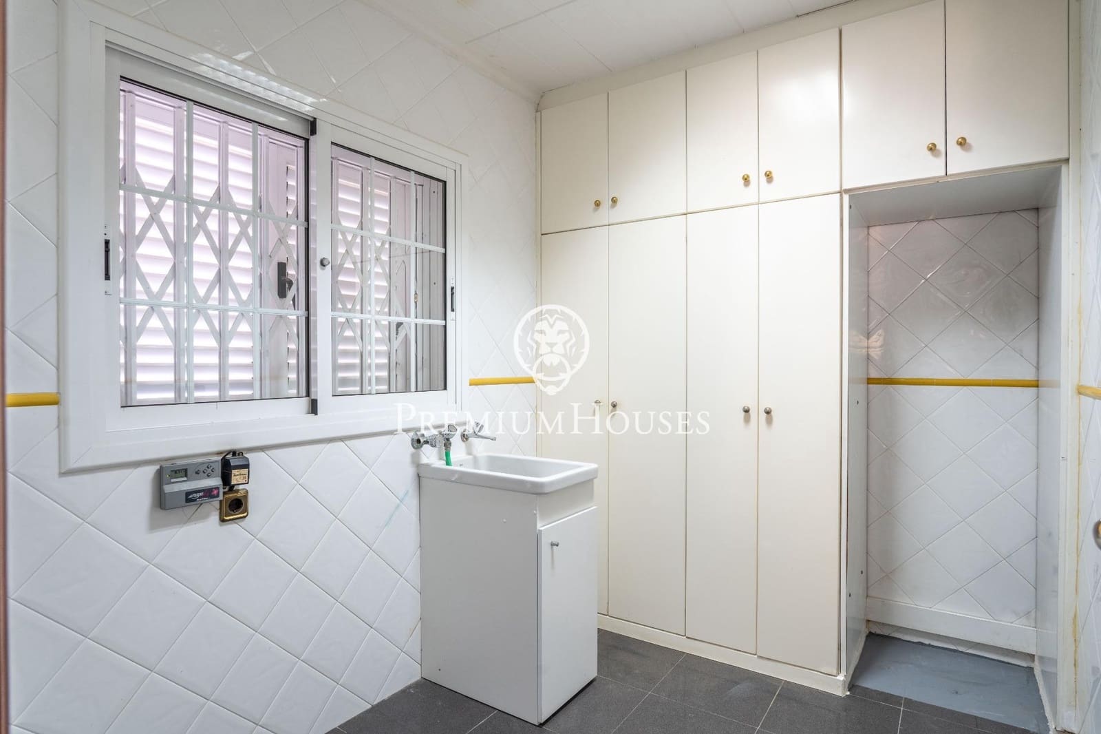 6 soverom Villa til salgs i Gava med svømmebasseng garasje - € 1 165 000 (Ref: 9206697)