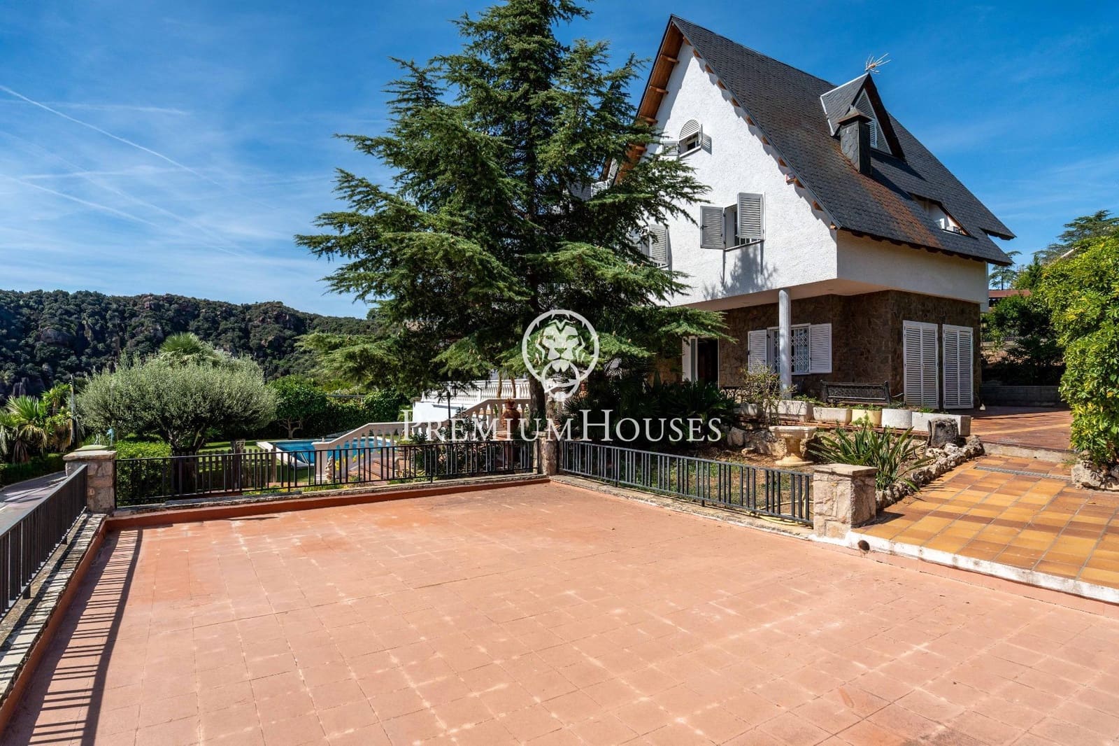 6 soverom Villa til salgs i Gava med svømmebasseng garasje - € 1 165 000 (Ref: 9206697)