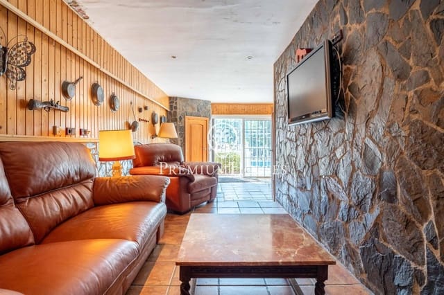 5 bedroom Villa for sale in Castelldefels with pool garage - € 1,036,000 (Ref: 9257565)