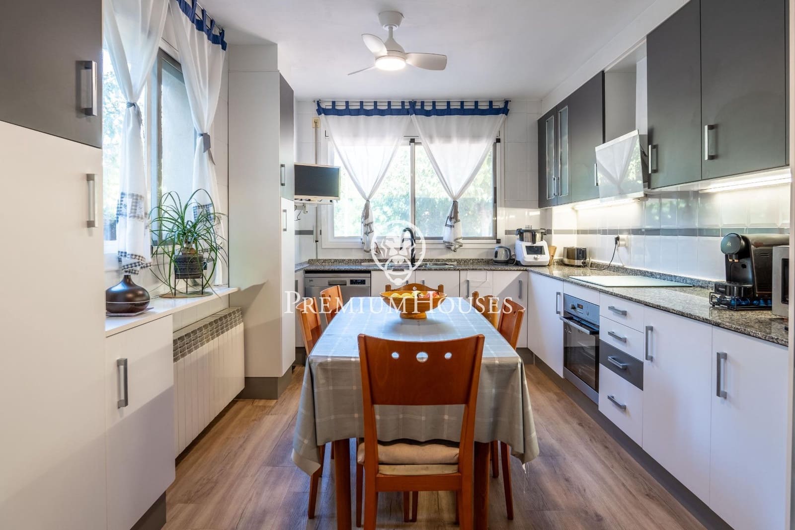 5 soveværelse Byhus til salg i Sant Pere de Ribes med garage - € 635.000 (Ref: 9285394)