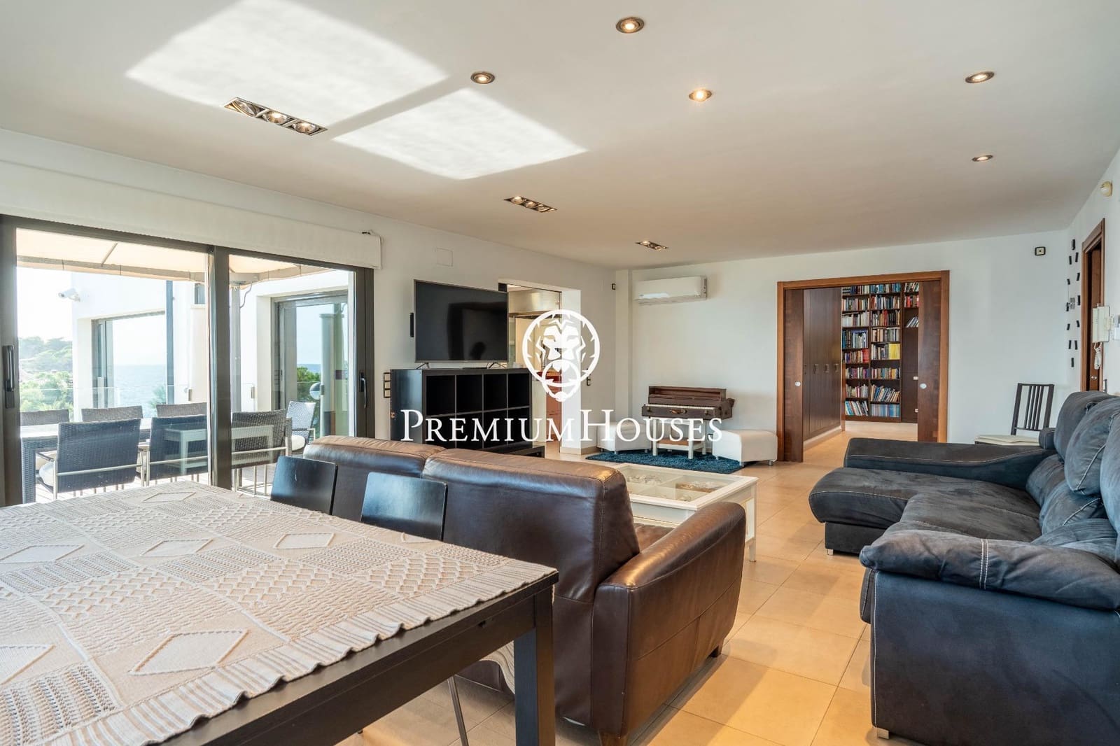 6 soverom Villa til salgs i Torredembarra med svømmebasseng garasje - € 3 350 000 (Ref: 9382739)