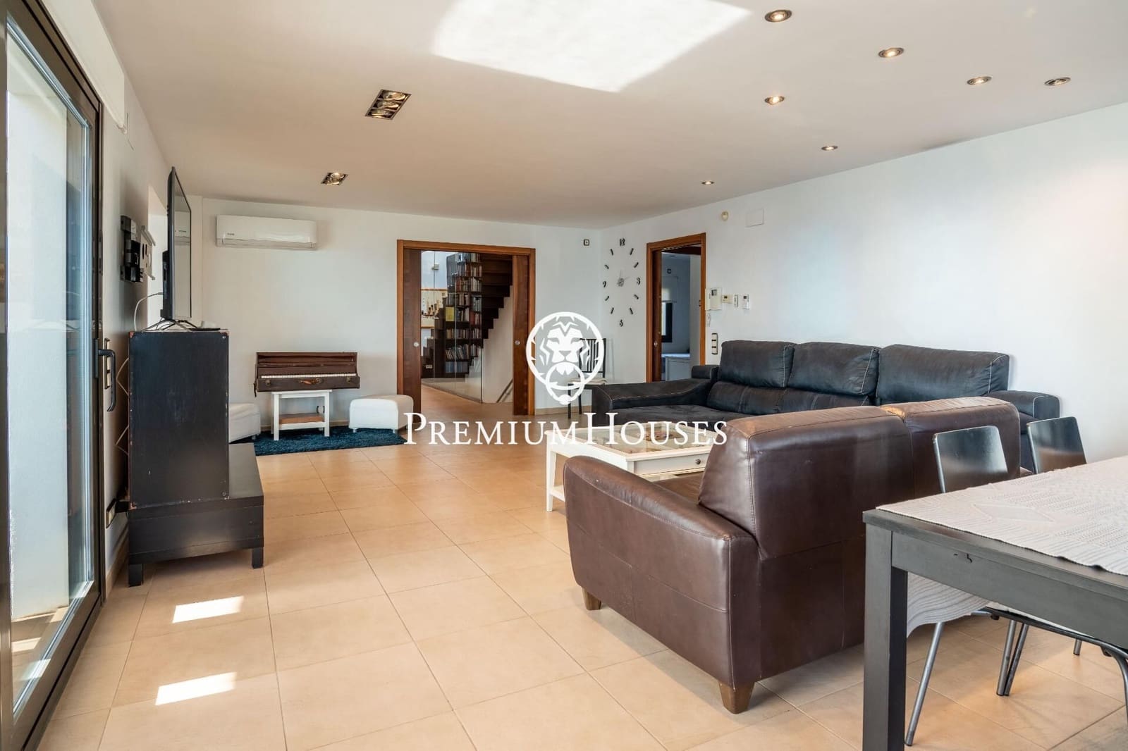 6 soverom Villa til salgs i Torredembarra med svømmebasseng garasje - € 3 350 000 (Ref: 9382739)