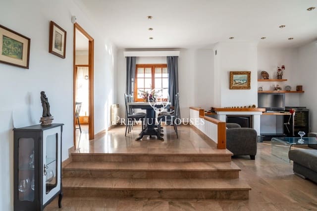 4 bedroom Villa for sale in Vilanova i la Geltrú with pool garage - € 715,000 (Ref: 9419617)