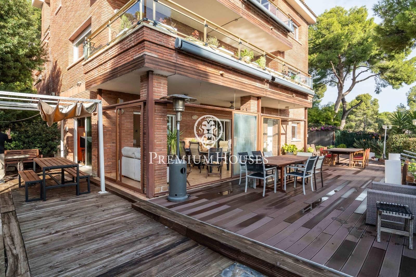 6 bedroom Villa for sale in Castelldefels with pool garage - € 1,445,000 (Ref: 9485349)