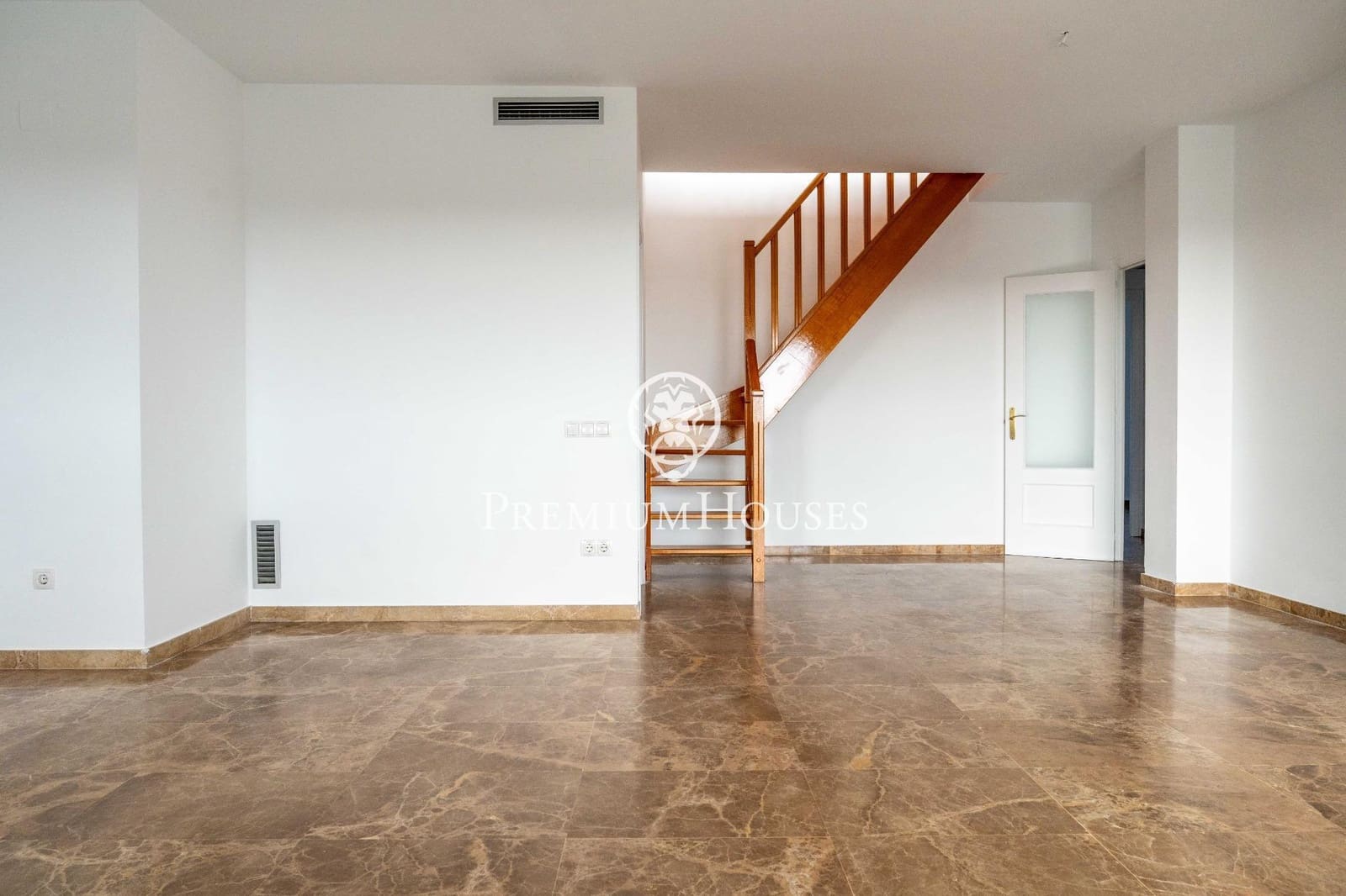 4 sovrum Takvåning till salu i Gava med pool - 1 100 000 € (Ref: 9491644)